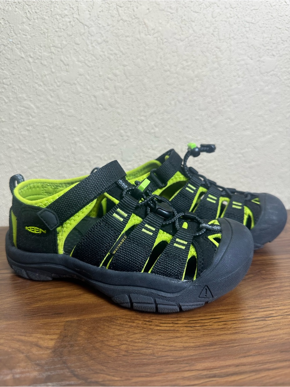 KEEN Newport H2 Kids Sandals Size 13 Black Lime Green Hiking Water Shoes 1009965 - Picture 4 of 12